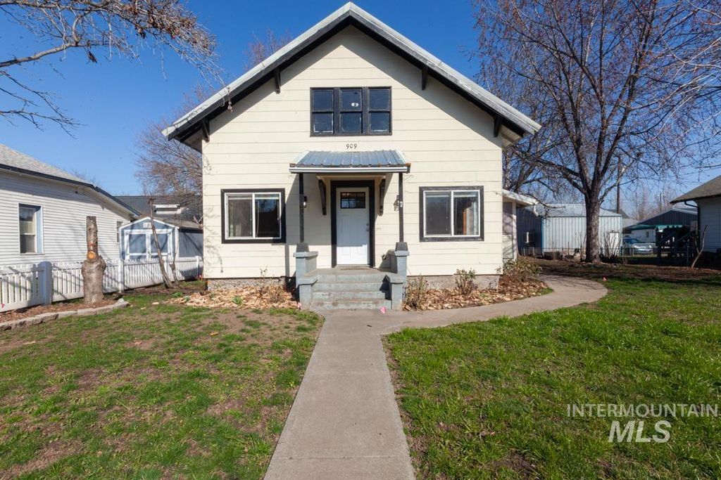 Photo of 909 10th Ave, Lewiston, ID 83501 (MLS # 98976786)