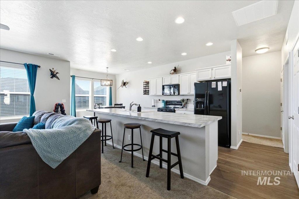 Photo of 843 SW Levant Way, Mountain Home, ID 83647 (MLS # 98981013)