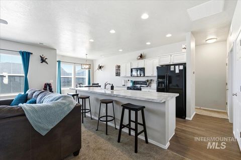 Photo of 843 SW Levant Way, Mountain Home, ID 83647 (MLS # 98981013)