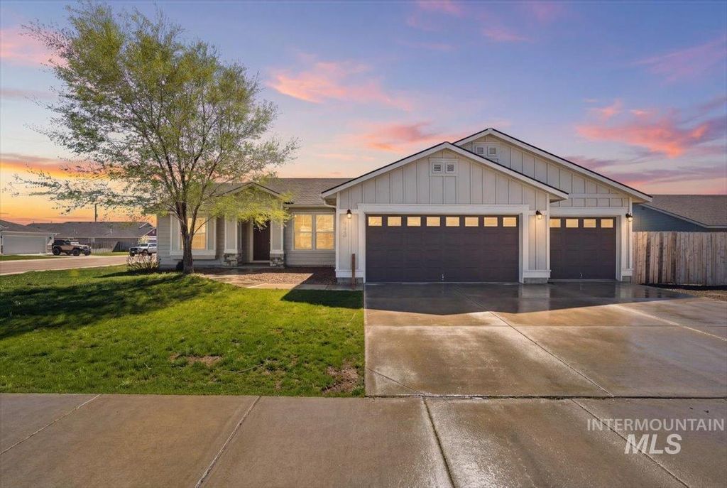 Photo of 843 SW Levant Way, Mountain Home, ID 83647 (MLS # 98981013)