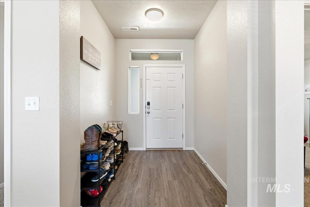 Photo of 843 SW Levant Way, Mountain Home, ID 83647 (MLS # 98981013)