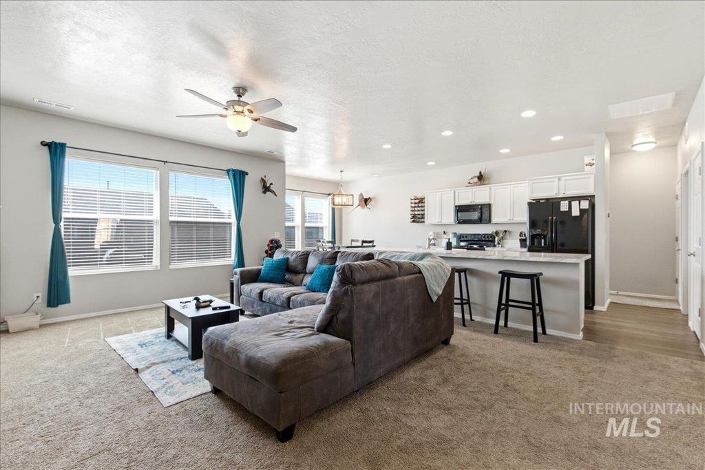 Photo of 843 SW Levant Way, Mountain Home, ID 83647 (MLS # 98981013)