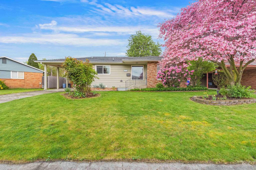 Photo of 2320 9th Ave, Lewiston, ID 83501 (MLS # 98983919)