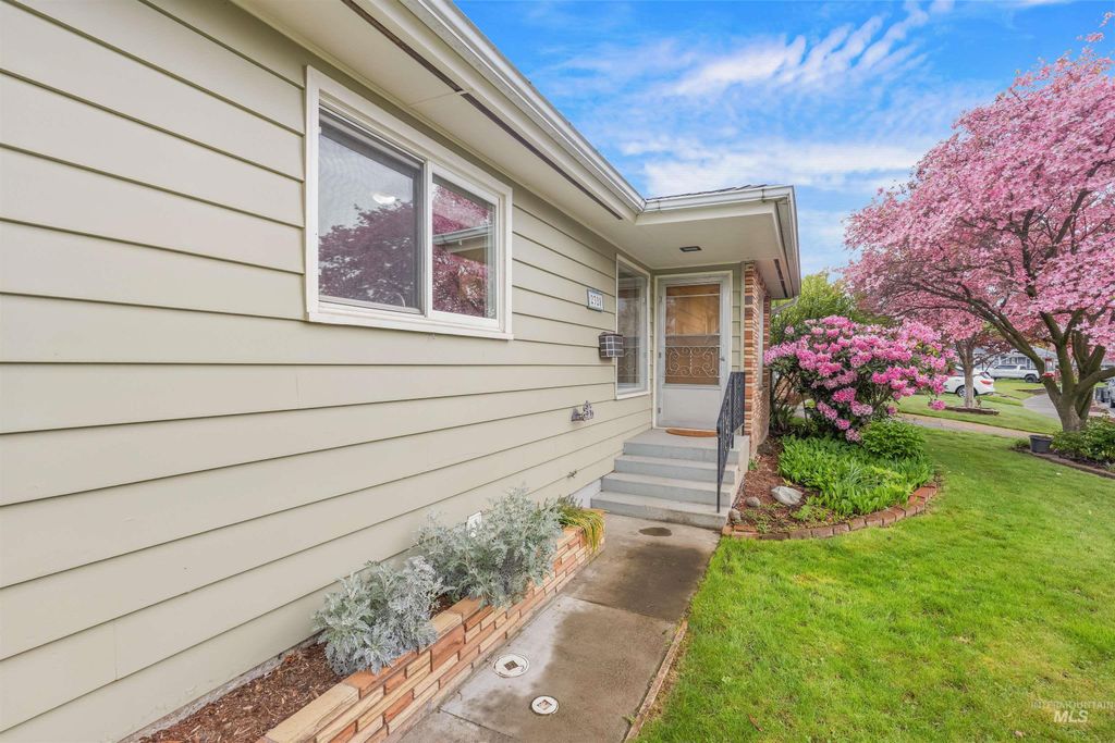 Photo of 2320 9th Ave, Lewiston, ID 83501 (MLS # 98983919)