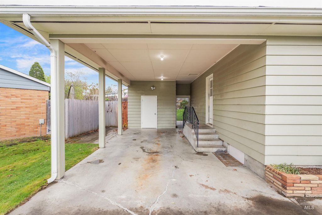 Photo of 2320 9th Ave, Lewiston, ID 83501 (MLS # 98983919)