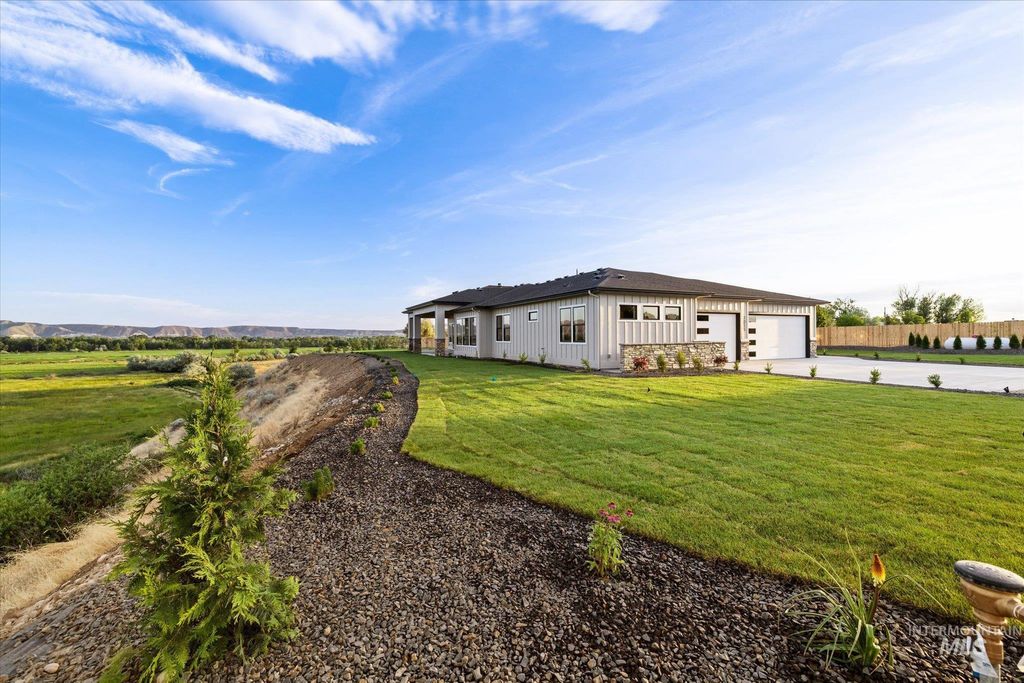 Photo of 1015 Greenfields Lane, Emmett, ID 83617 (MLS # 98980585)