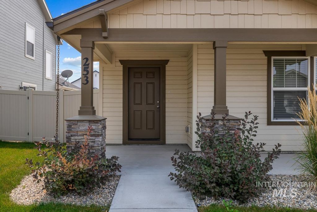 Photo of 253 W Wanda St, Meridian, ID 83646 (MLS # 98981425)