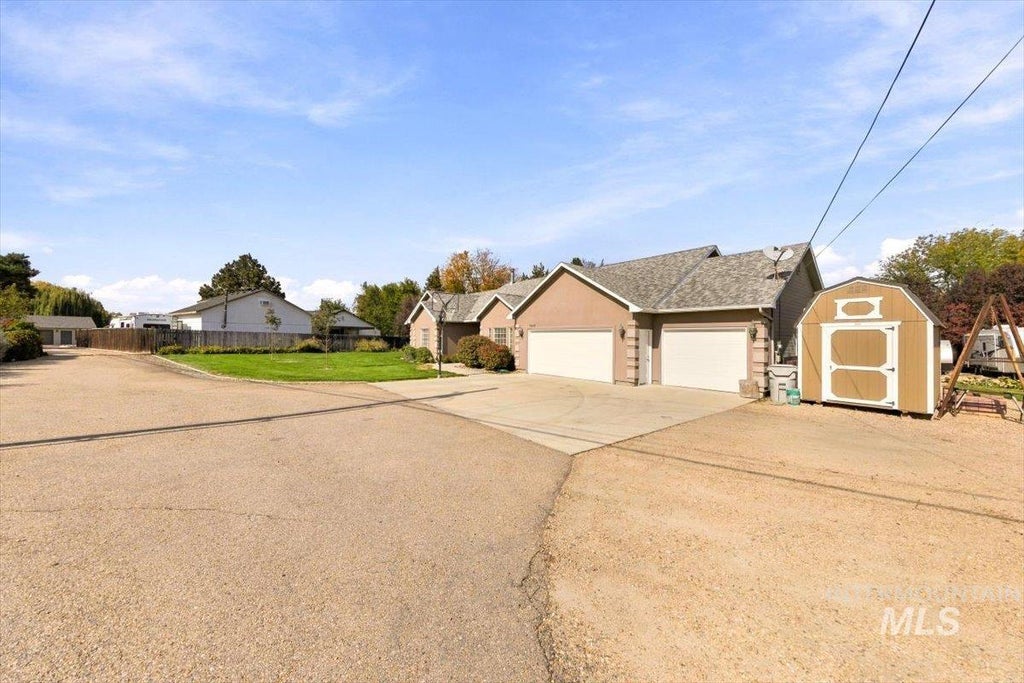Photo of 1915 Meadow Ave, Caldwell, ID 83605 (MLS # 99003158)
