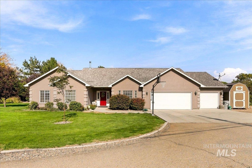 Photo of 1915 Meadow Ave, Caldwell, ID 83605 (MLS # 99003158)