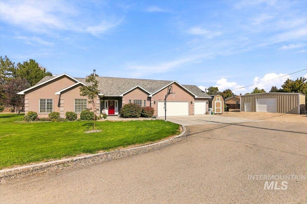 Photo of 1915 Meadow Ave, Caldwell, ID 83605 (MLS # 99003158)