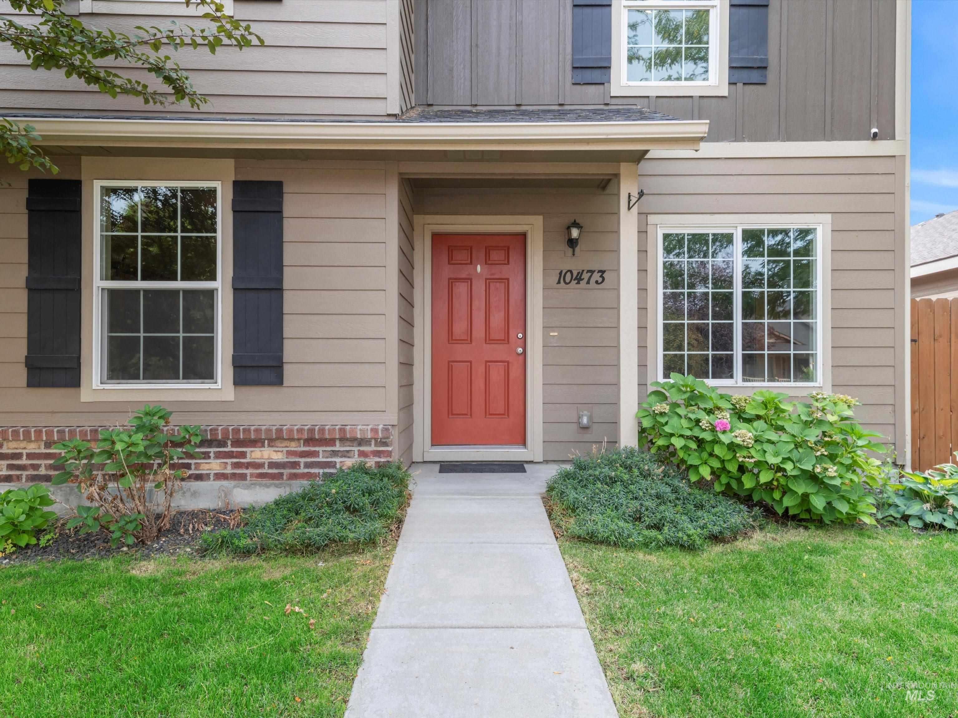 Property entrance with a yard