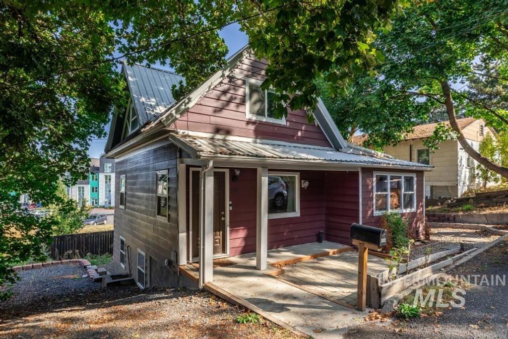 Photo of 212 E Henley St, Moscow, ID 83843 (MLS # 98982291)