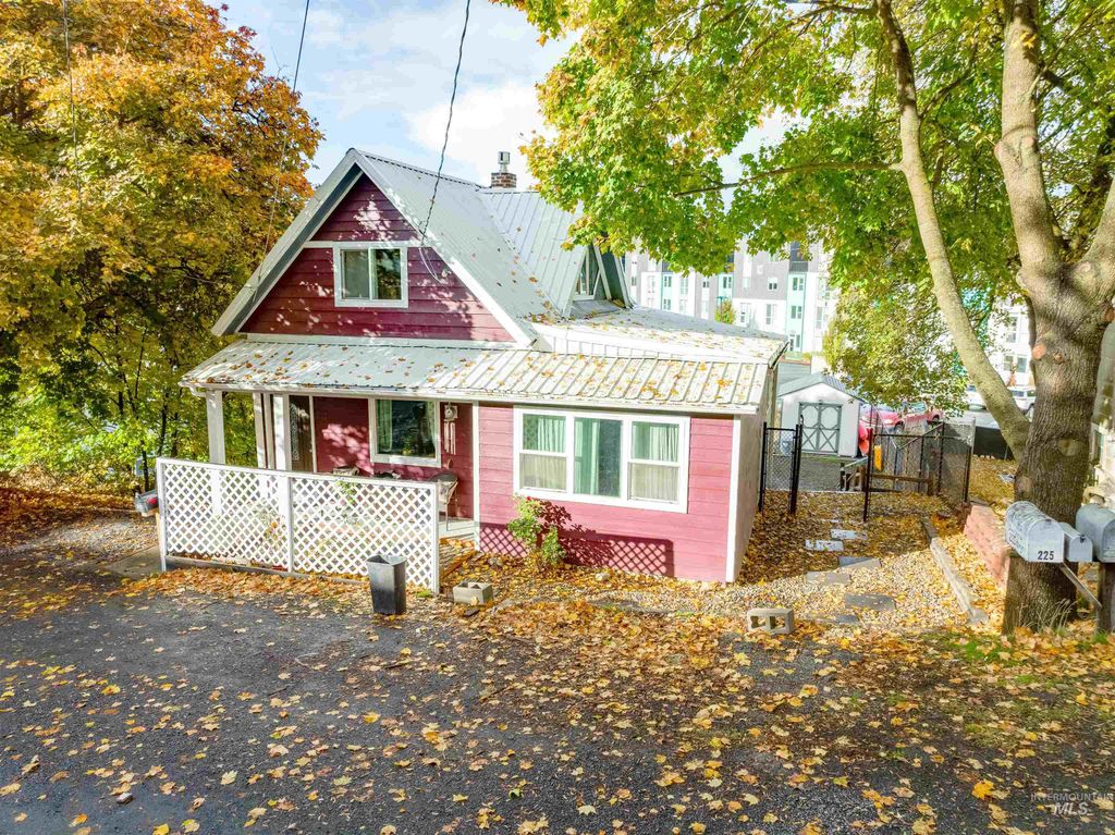 Photo of 212 E Henley St, Moscow, ID 83843 (MLS # 98982291)