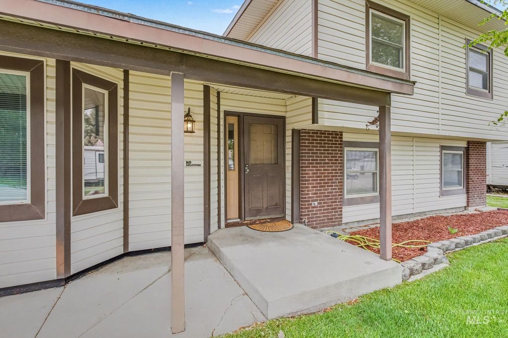 Photo of 820 W 12th S, Mountain Home, ID 83647 (MLS # 98984855)