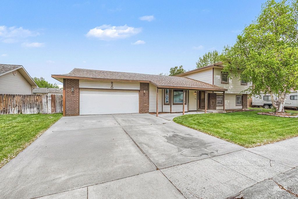 Photo of 820 W 12th S, Mountain Home, ID 83647 (MLS # 98984855)