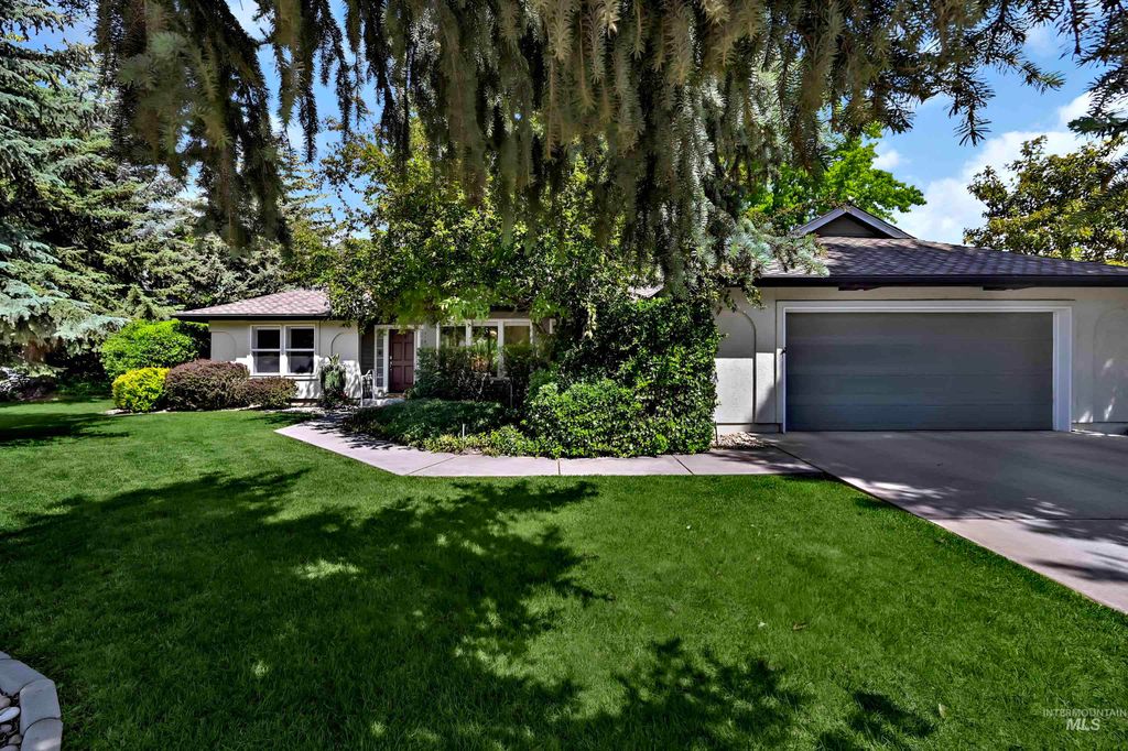 Photo of 5145 N Riverfront Dr, Garden City, ID 83714 (MLS # 98988401)