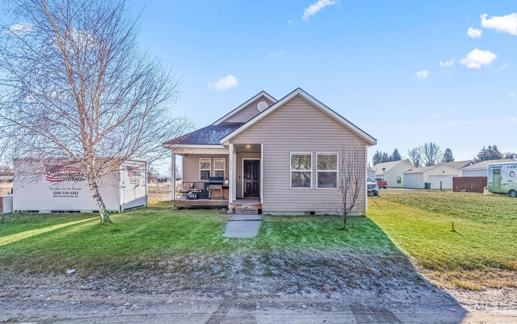 Photo of 226 E Garnet Ave, Fairfield, ID 83327 (MLS # 98972069)