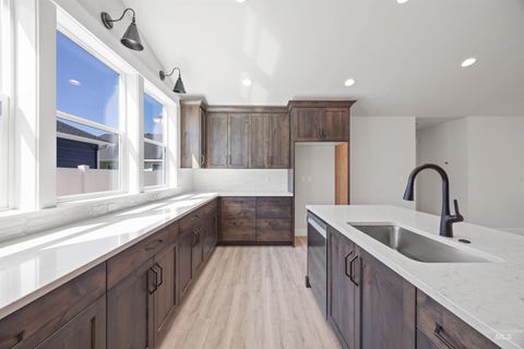 Photo of 957 S Almond St, Nampa, ID 83686 (MLS # 98983136)