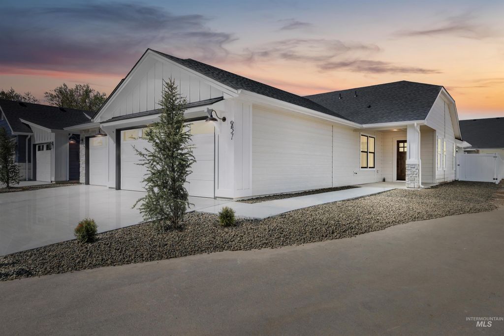 Photo of 957 S Almond St, Nampa, ID 83686 (MLS # 98983136)