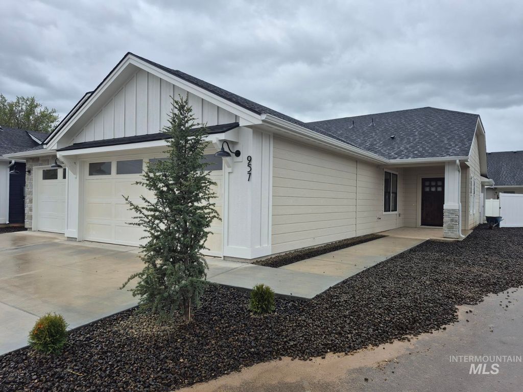 Photo of 957 S Almond St, Nampa, ID 83686 (MLS # 98983136)