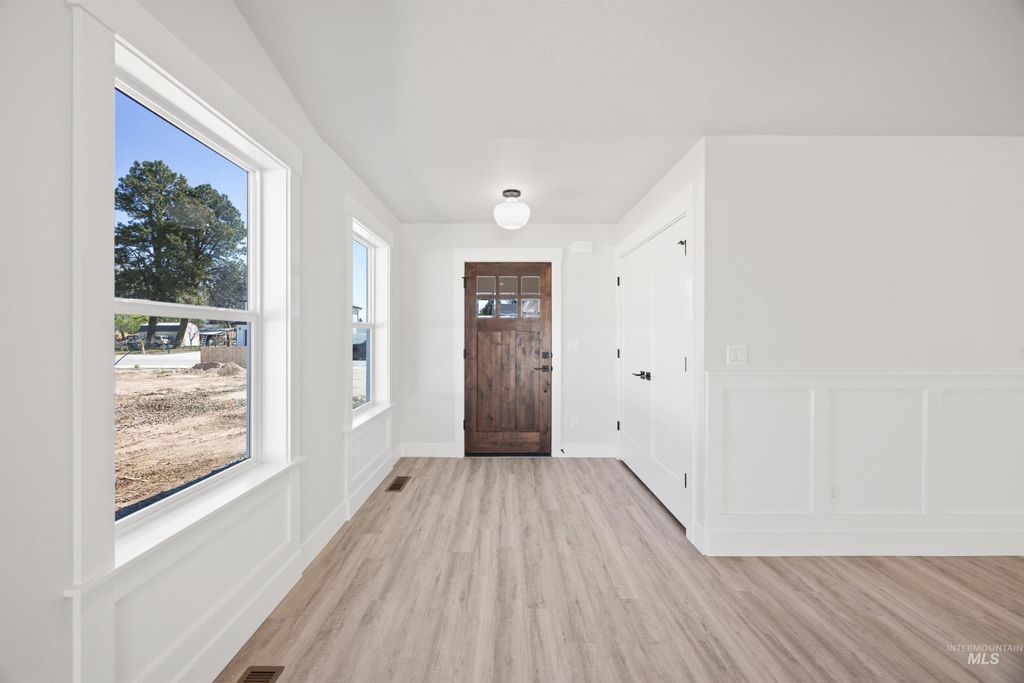 Photo of 957 S Almond St, Nampa, ID 83686 (MLS # 98983136)