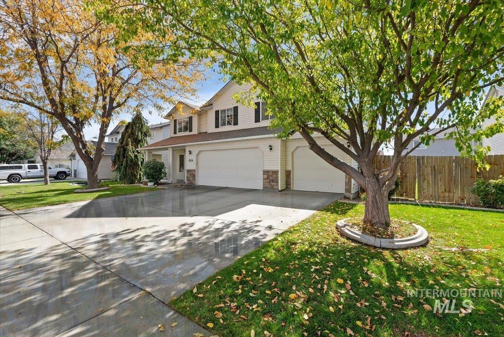 Photo of 2319 W Lake Pointe Ct, Nampa, ID 83651 (MLS # 99004193)