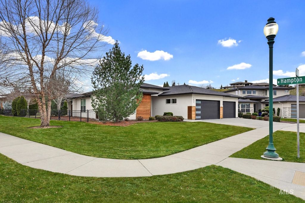 Photo of 1677 W Oakhampton Drive, Eagle, ID 83616 (MLS # 98977170)