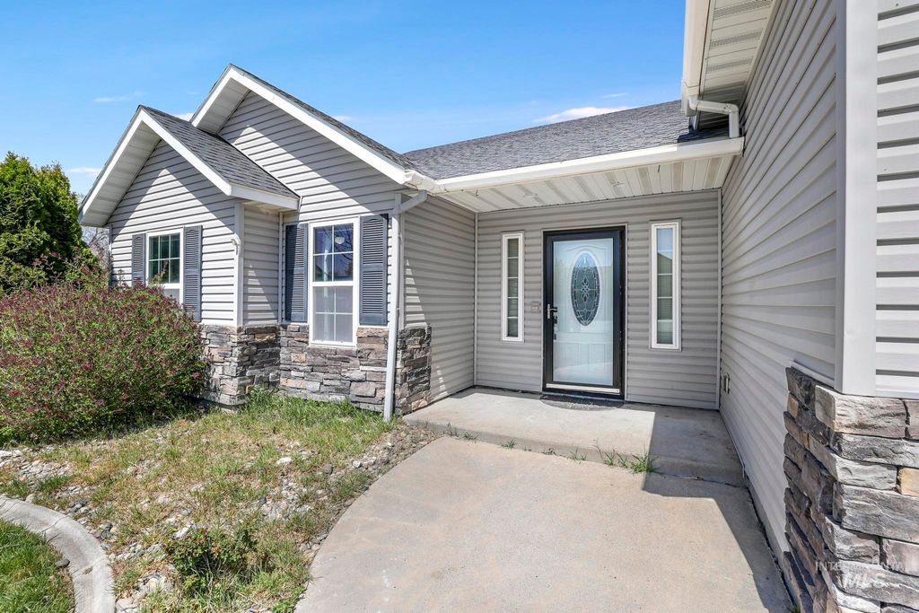 Photo of 818 Pine St, Filer, ID 83328 (MLS # 98968584)