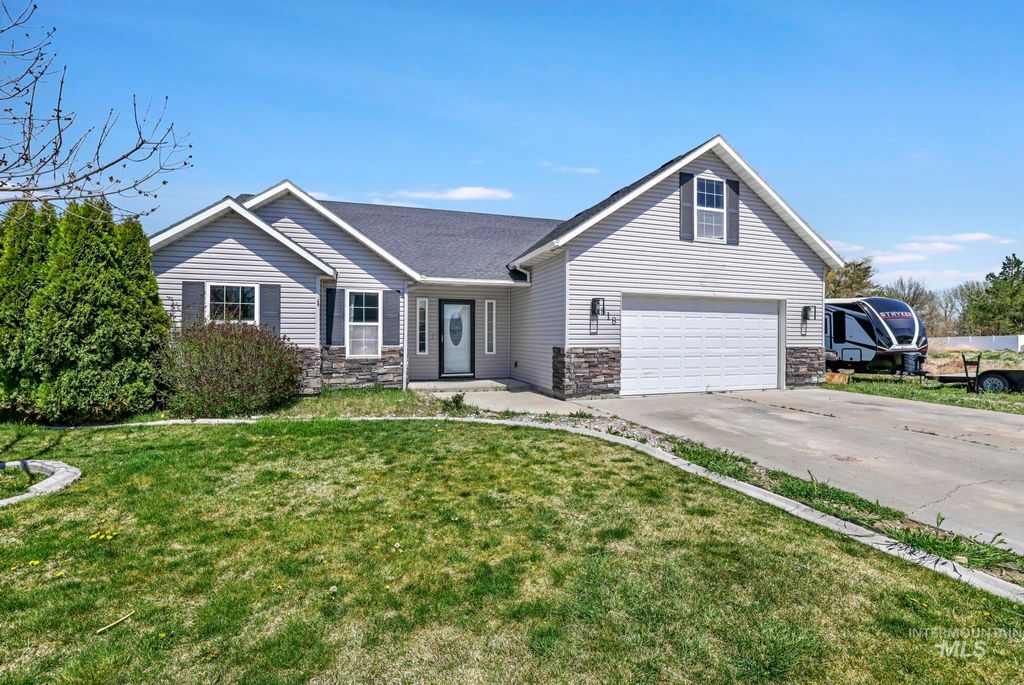 Photo of 818 Pine St, Filer, ID 83328 (MLS # 98968584)