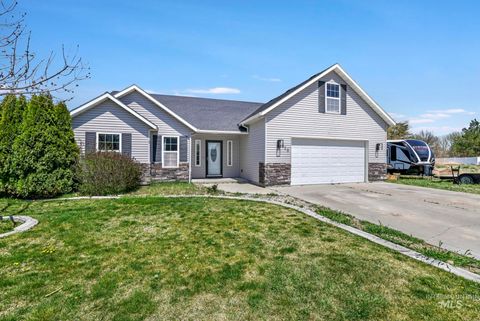 Photo of 818 Pine St, Filer, ID 83328 (MLS # 98968584)