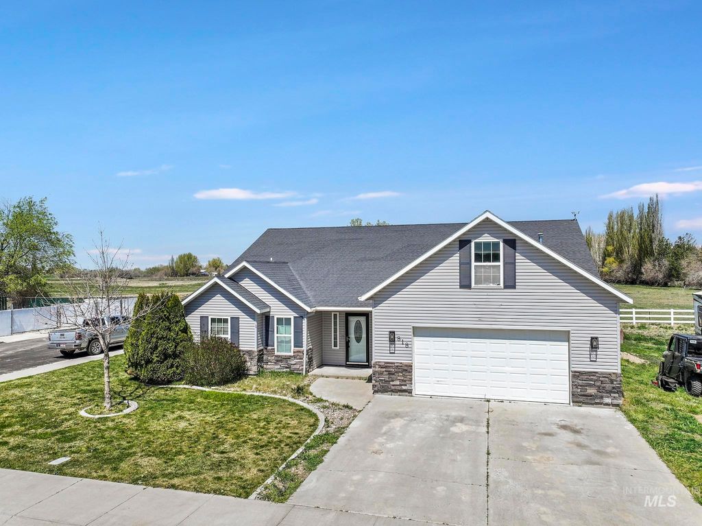 Photo of 818 Pine St, Filer, ID 83328 (MLS # 98968584)