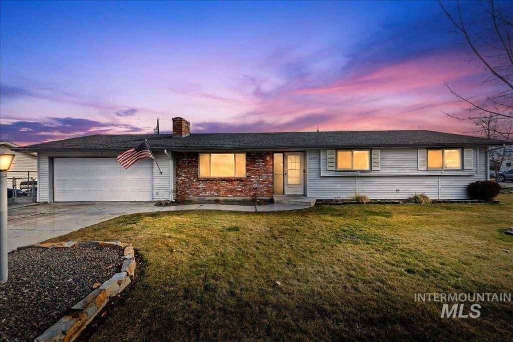Photo of 1204 Teton Ave, Caldwell, ID 83605 (MLS # 98974392)