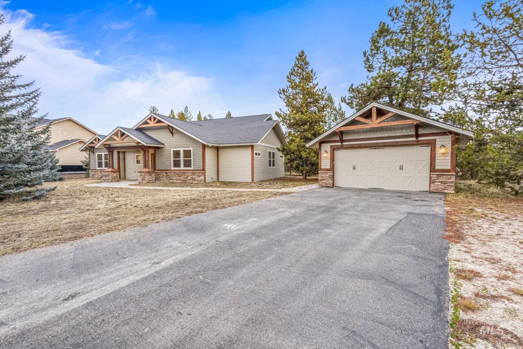 Photo of 29 Pointe At Goldfork Ct, Donnelly, ID 83615 (MLS # 98991887)