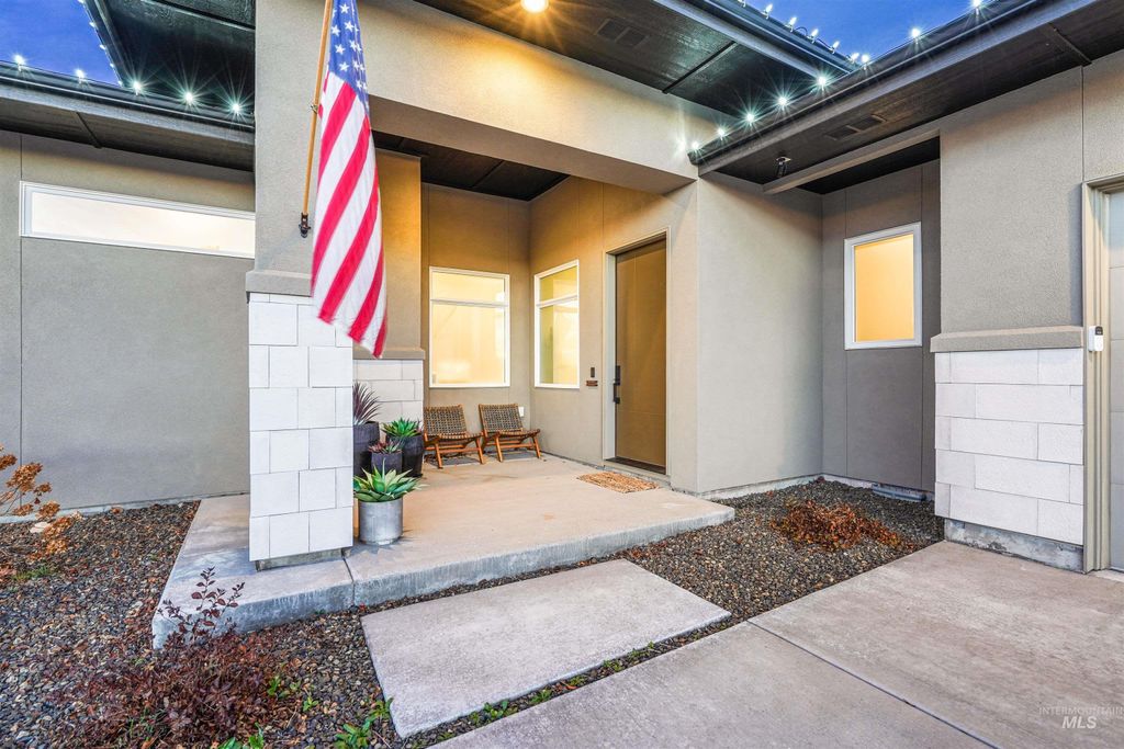 Photo of 2332 S Grinberg Pl, Meridian, ID 83642 (MLS # 98970652)