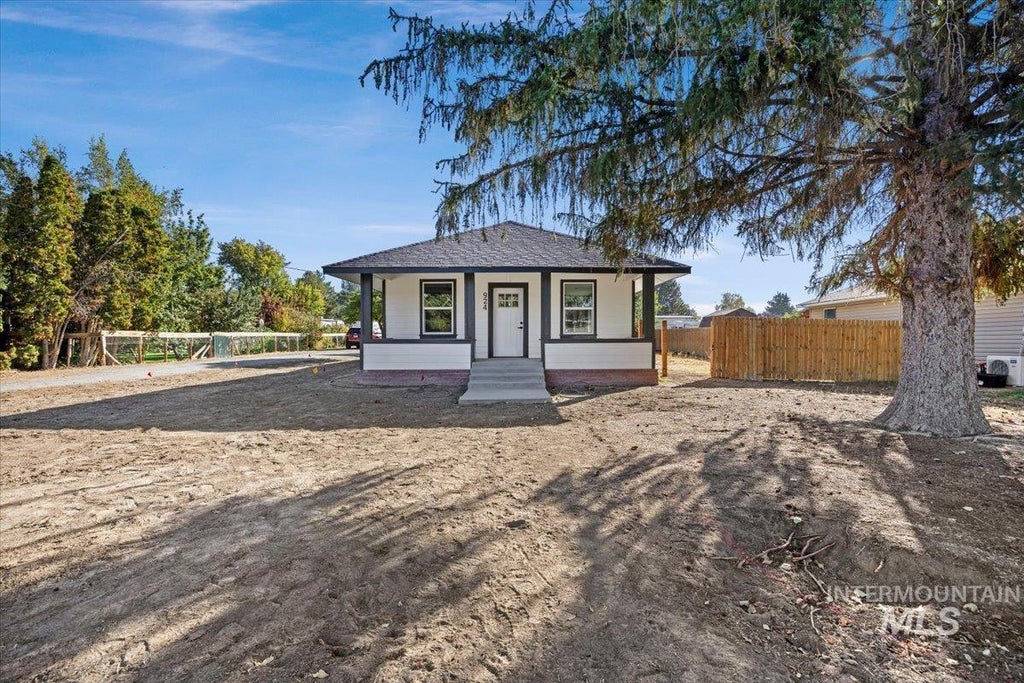 Photo of 924 Davis St S ST, Jerome, ID 83338 (MLS # 99003185)