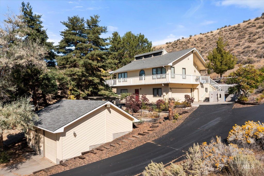 Photo of 8200 W Spring Creek Way, Boise, ID 83714 (MLS # 98973222)