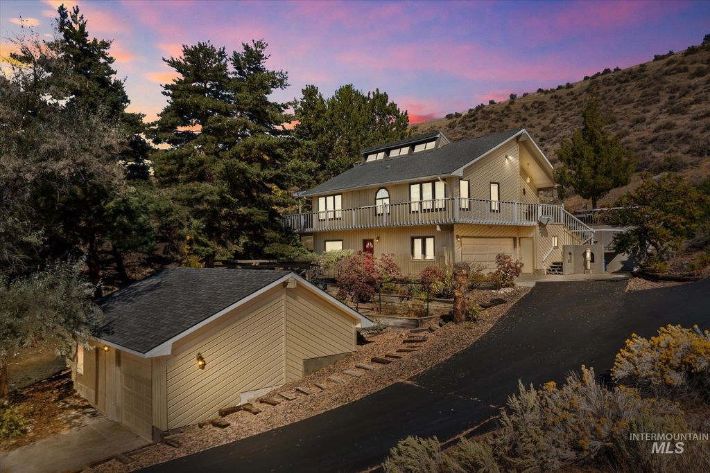 Photo of 8200 W Spring Creek Way, Boise, ID 83714 (MLS # 98973222)