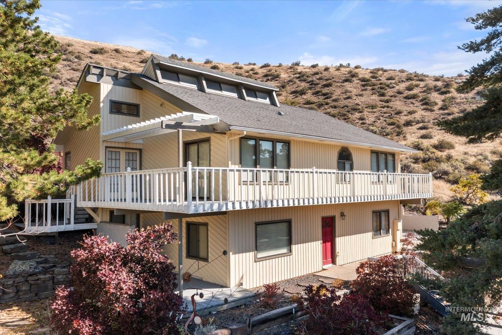 Photo of 8200 W Spring Creek Way, Boise, ID 83714 (MLS # 98973222)