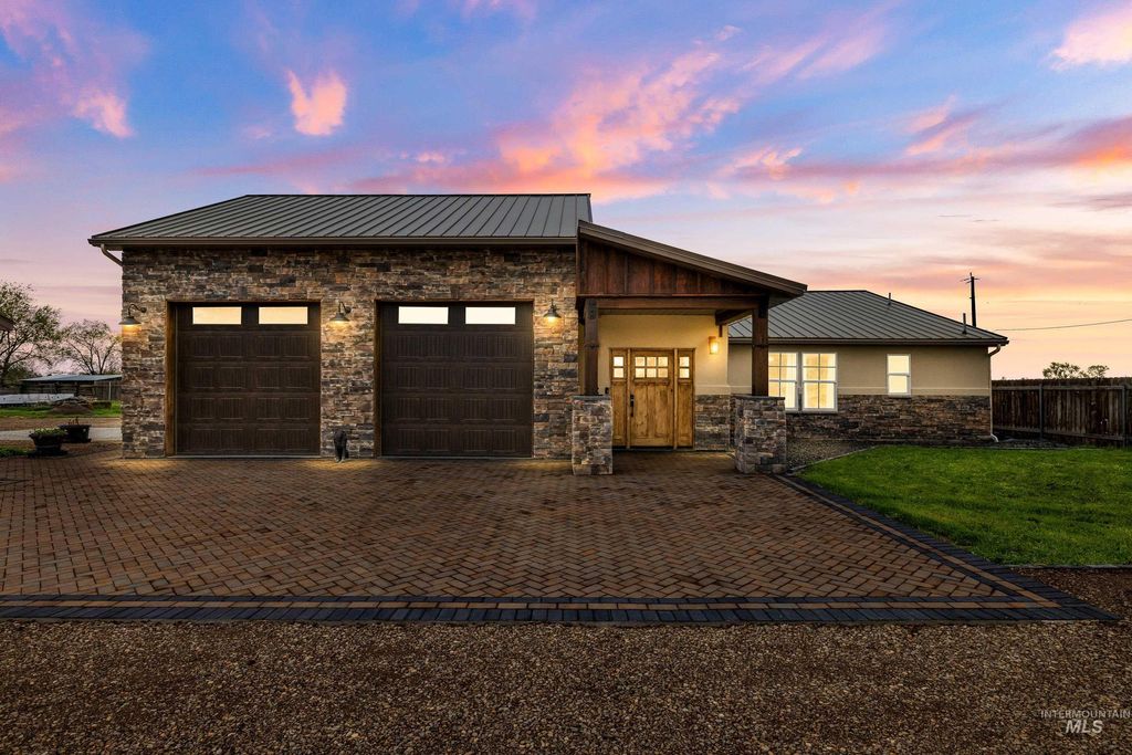 Photo of 1222 S 14th E, Mountain Home, ID 83647 (MLS # 98981733)