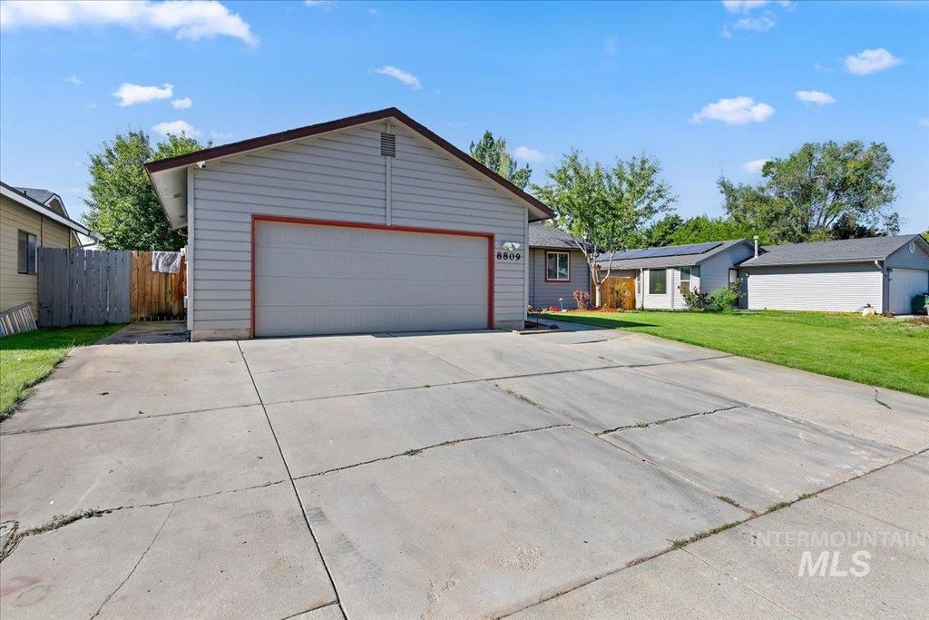 Photo of 8809 W Canterbury St, Boise, ID 83704 (MLS # 98990736)