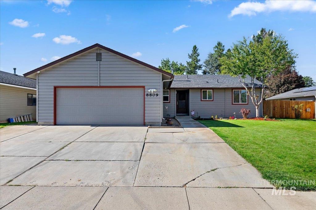 Photo of 8809 W Canterbury St, Boise, ID 83704 (MLS # 98990736)