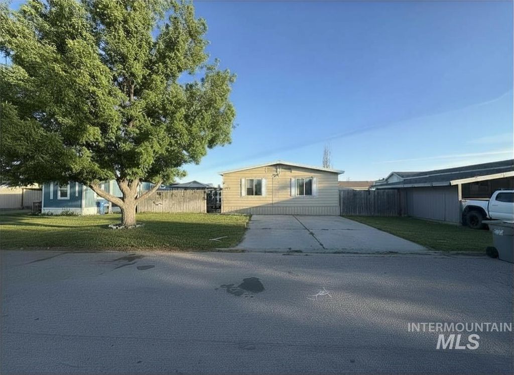 Photo of 1715 Windmere Dr, Mountain Home, ID 83647 (MLS # 98987940)
