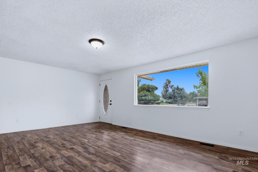 Photo of 848 W Kinghorn Dr, Nampa, ID 83651 (MLS # 98999569)