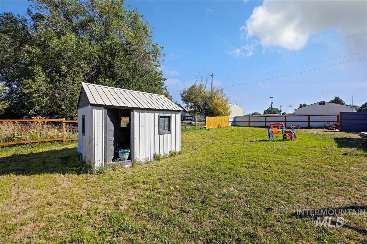 View of yard with a shed