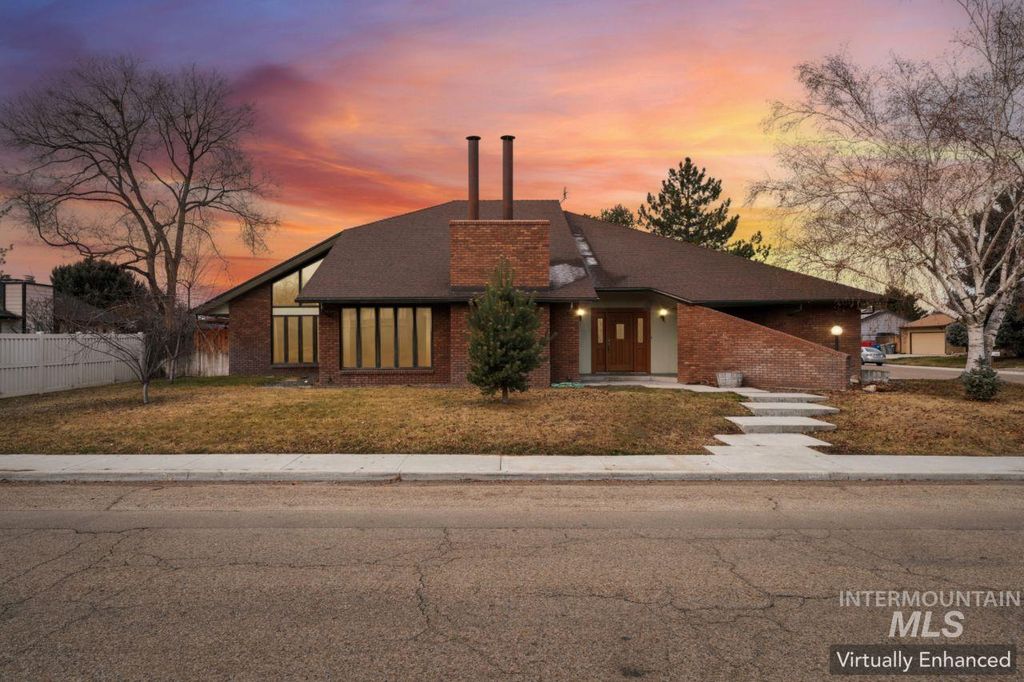 Photo of 811 N Horton St, Nampa, ID 83651 (MLS # 98973297)