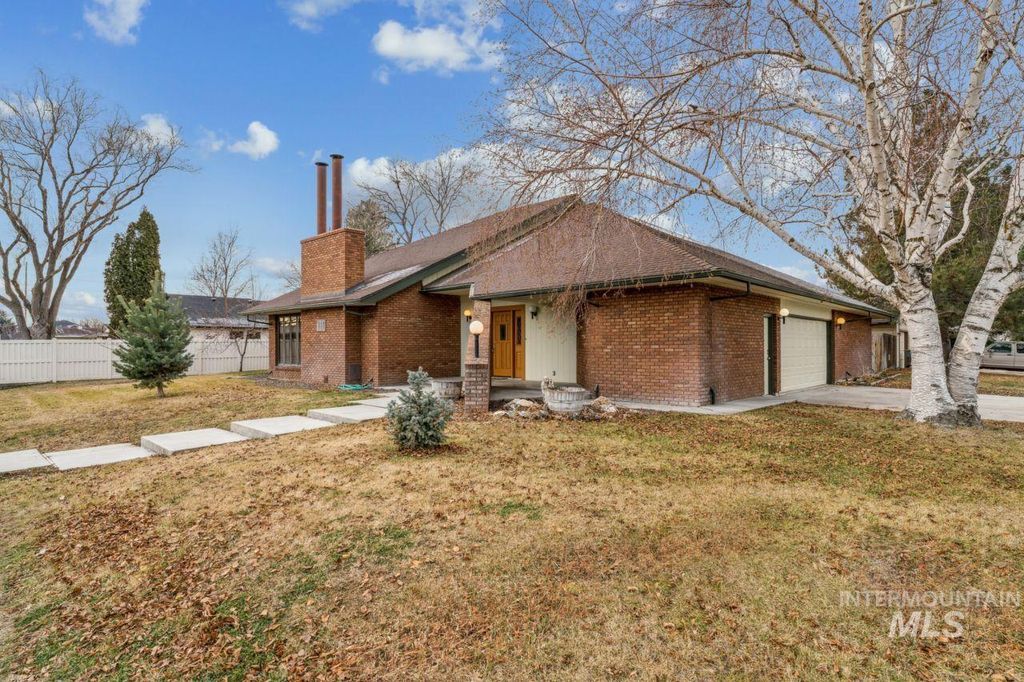 Photo of 811 N Horton St, Nampa, ID 83651 (MLS # 98973297)