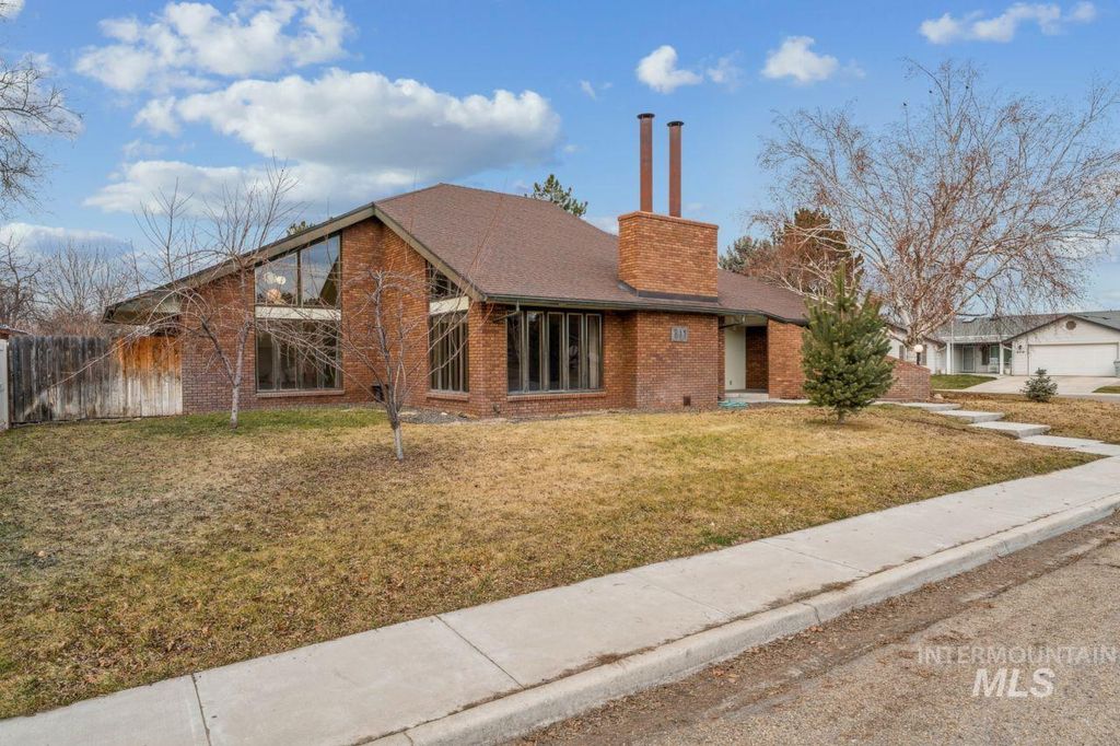 Photo of 811 N Horton St, Nampa, ID 83651 (MLS # 98973297)