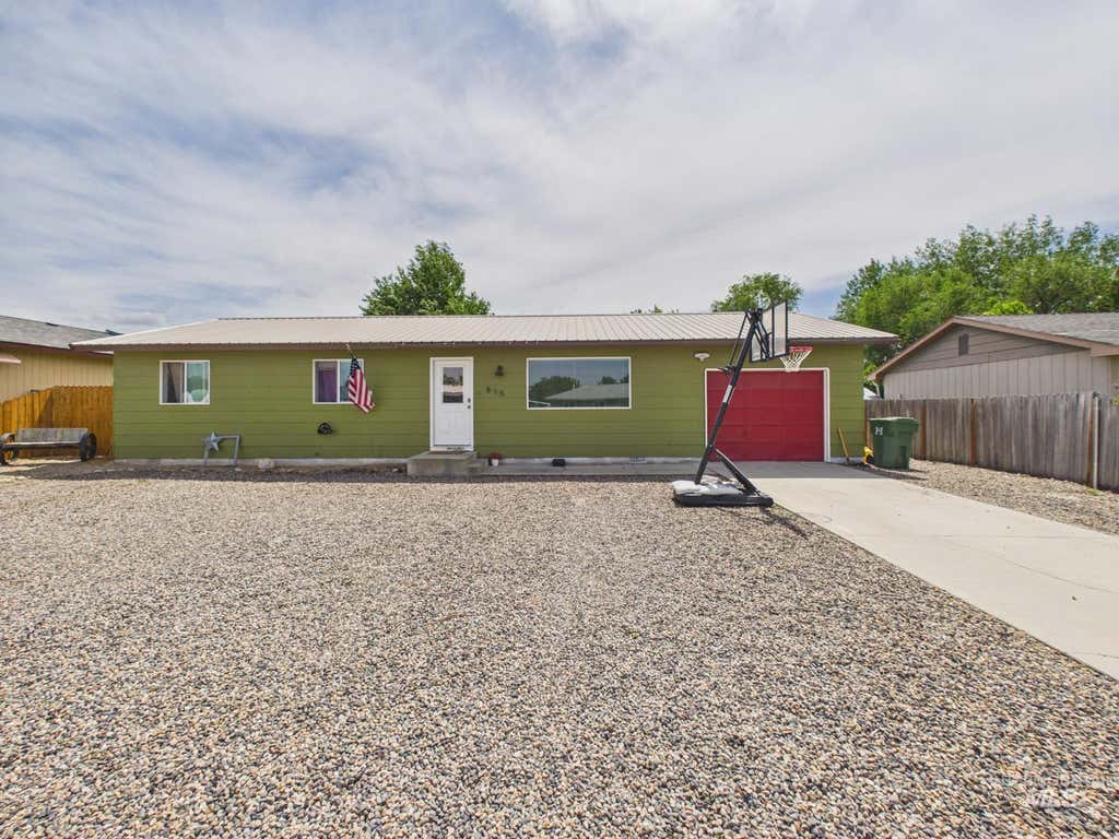 Photo of 815 NW 2nd St, Fruitland, ID 83619 (MLS # 98988785)