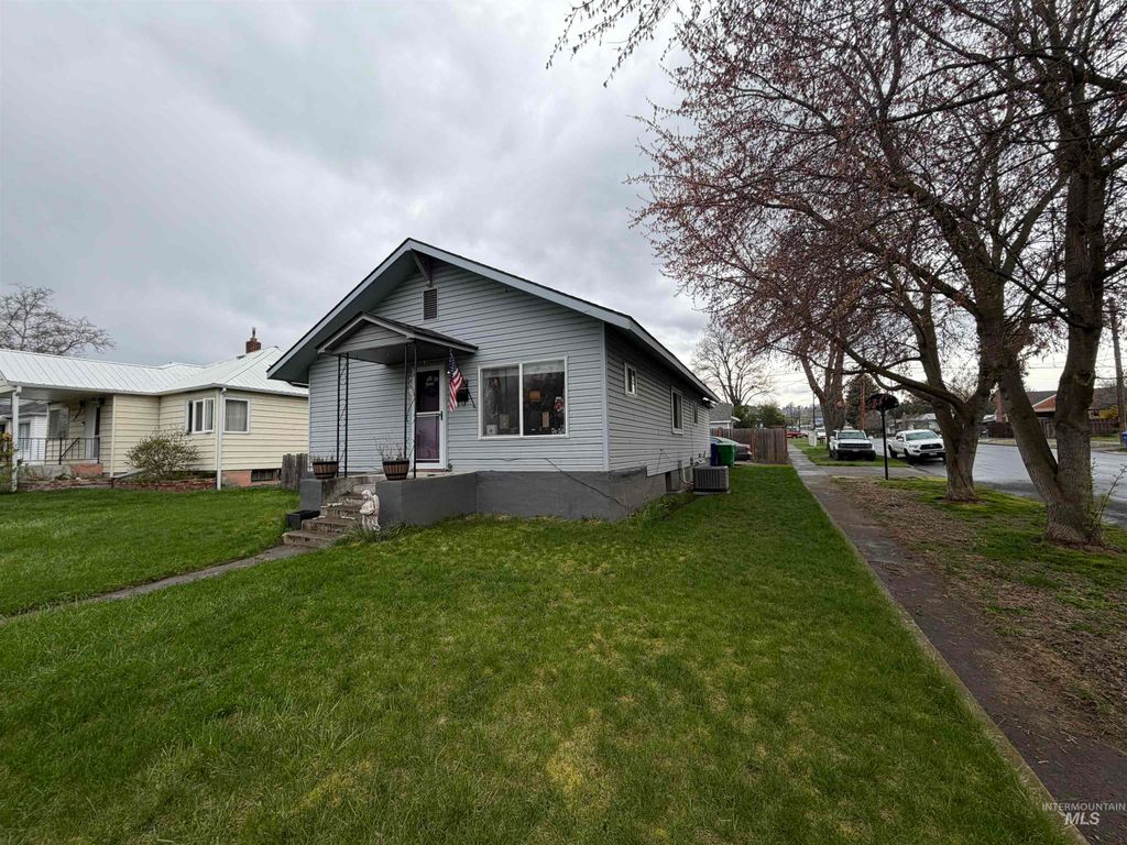 Photo of 1602 14th Ave, Lewiston, ID 83501 (MLS # 98980328)