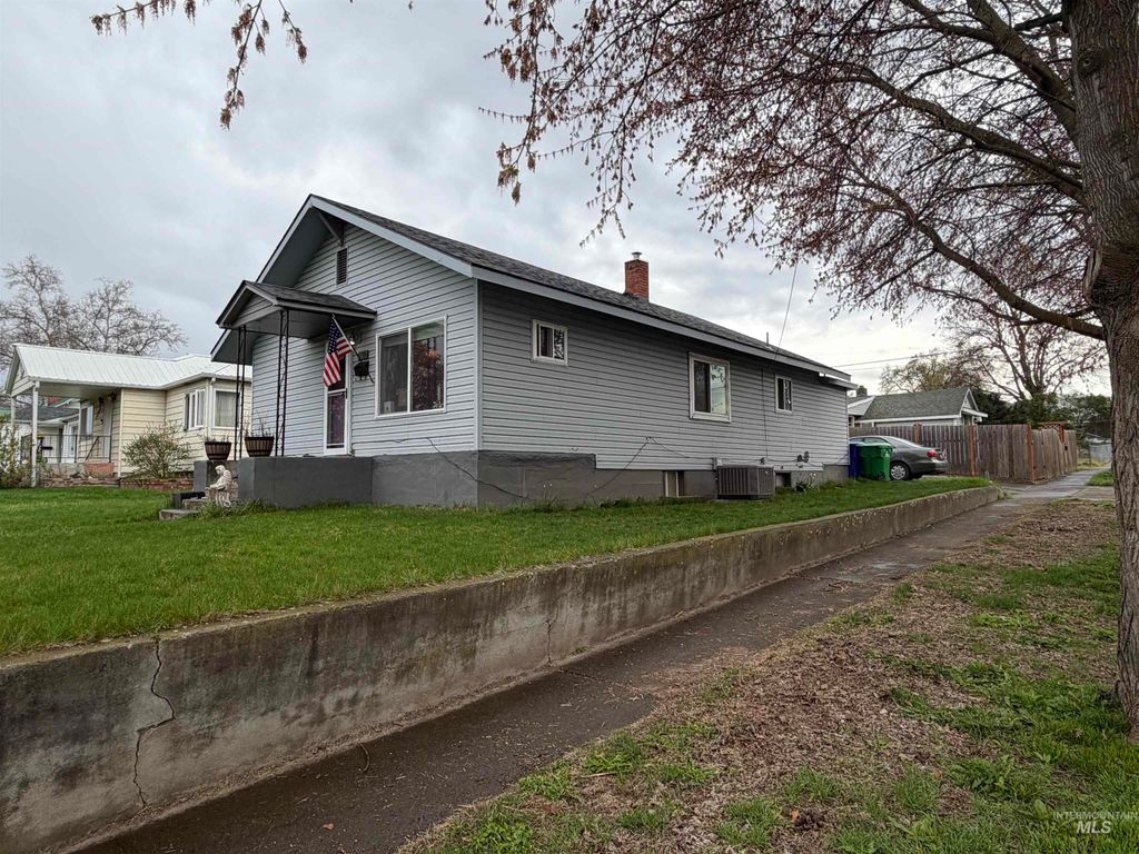 Photo of 1602 14th Ave, Lewiston, ID 83501 (MLS # 98980328)